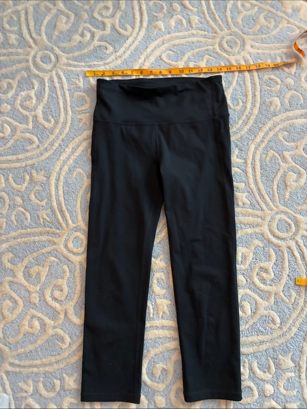 Gap fit women’s Blackout Technology small tall leggings